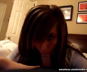 bebiendo semen en plena calle traga que te traga leche joven rubia amateur haciendo un striptease y una mamada a su novio chico vicioso de semen chupando muchas pollas