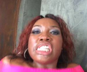 negra muy arrecha masturbndose y eyaculando