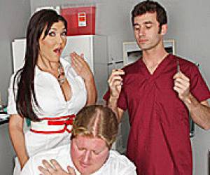 enfermera asiática aplicando un tratamiento de urgencia