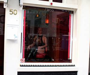 este voluntario en una fiesta de striptease se llevará una sorpresa una prostituta filipina haciendo un trabajo manual putas tetonas y culonas culiando