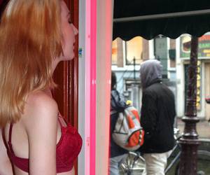 kanjertje laat haar geile strakke tietjes zien en trekt een pik af nablijven was nog nooit zo lekker geil! babysitter als neukhoer gebruikt! 