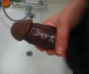 jonge meid pijpt man klaar sperma da uit kutjes druipt in het begin zuigt ze zijn lul af en beft hij haar 