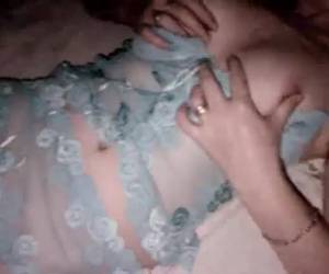 preciosa joven follandose al viejo