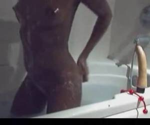 Sexy zwart webcammeisje in bad