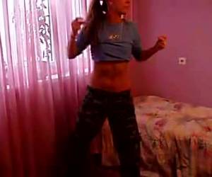 Meisje danst voor de webcam