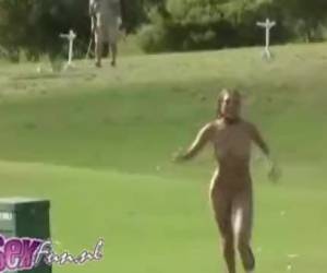 Naakte vrouw op de golfbaan